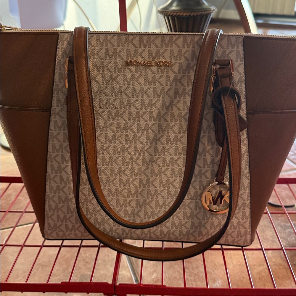 Michael Kors Charlotte Large Top Zip Tote – Vanilla / Acorn